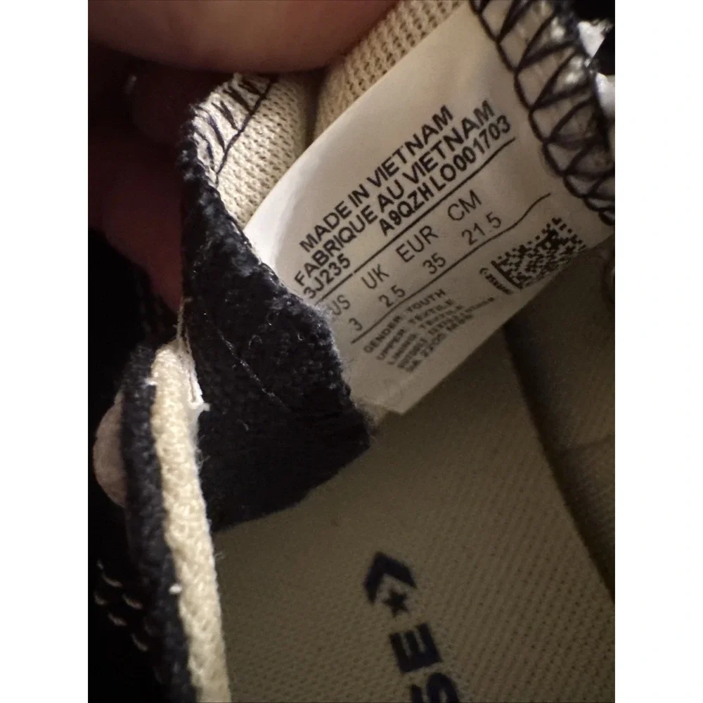 Converse black low top sneakers size 3 Kids